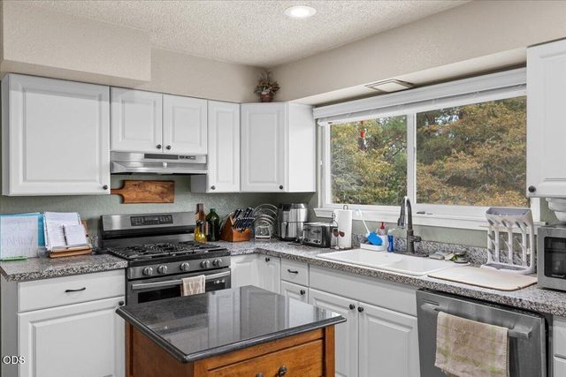 445 Colonial Drive 445 Colonial Drive, Grants Pass, OR 97526