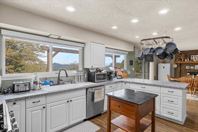 445 Colonial Drive 445 Colonial Drive, Grants Pass, OR 97526