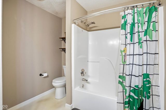 2295 Lakecrest Drive, Columbus, IN 47201