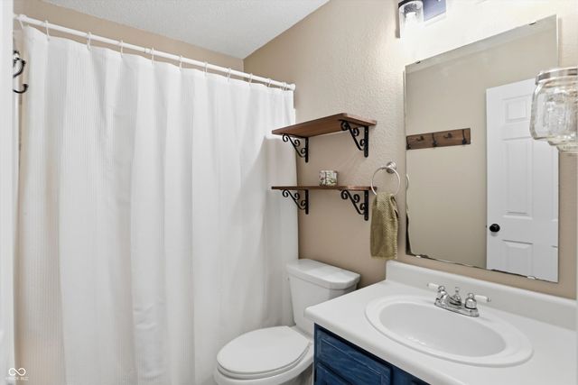 2295 Lakecrest Drive, Columbus, IN 47201