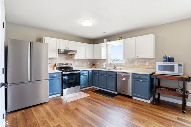 2295 Lakecrest Drive, Columbus, IN 47201