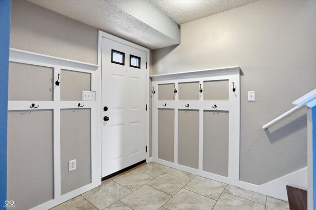 2295 Lakecrest Drive, Columbus, IN 47201