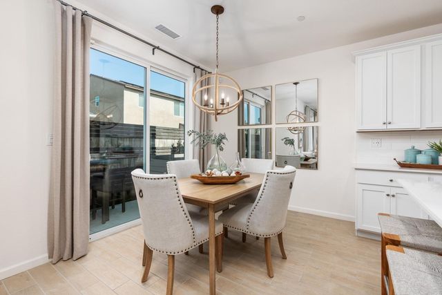 6581 E Clingstone Drive, Fresno, CA 93727