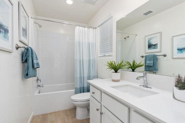 6581 E Clingstone Drive, Fresno, CA 93727