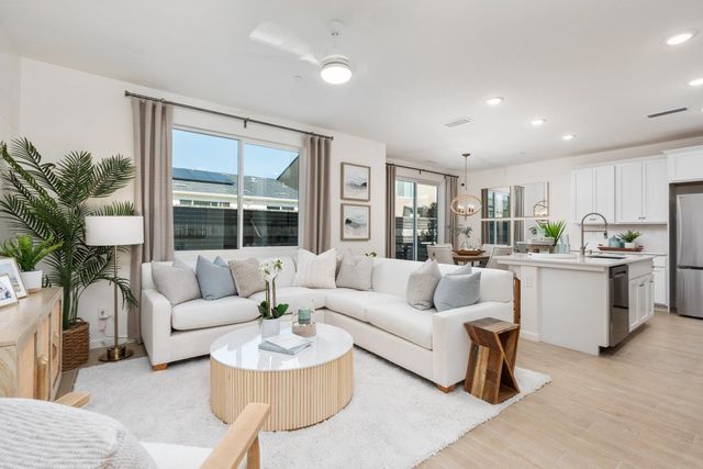 6581 E Clingstone Drive, Fresno, CA 93727