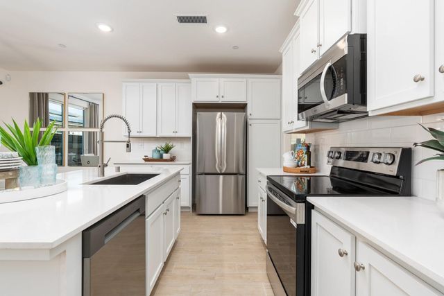 6581 E Clingstone Drive, Fresno, CA 93727