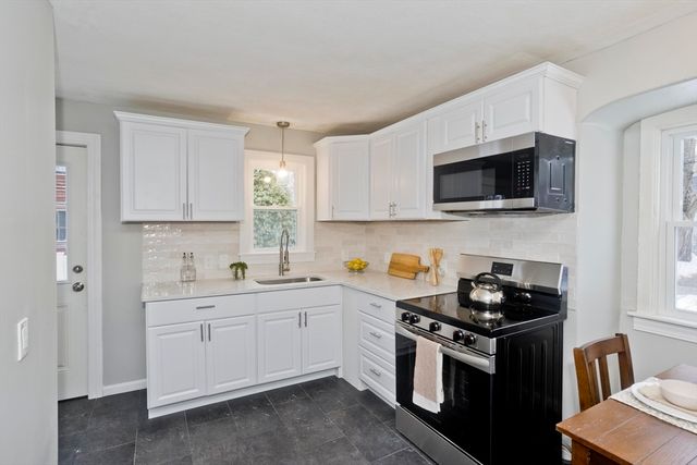 61 Saint Jacques Ave, Chicopee, MA 01020