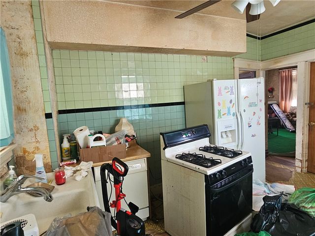 802 Harrison Ave, Jeannette, PA 15644