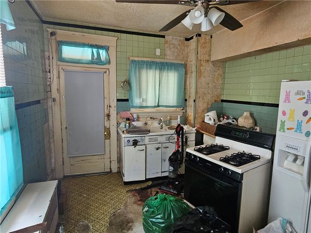 802 Harrison Ave, Jeannette, PA 15644