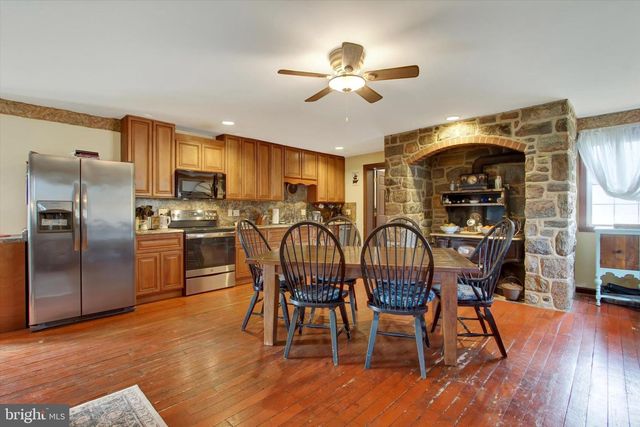 2894 OXFORD RD, New Oxford, PA 17350