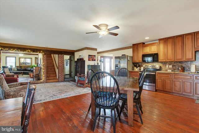 2894 OXFORD RD, New Oxford, PA 17350