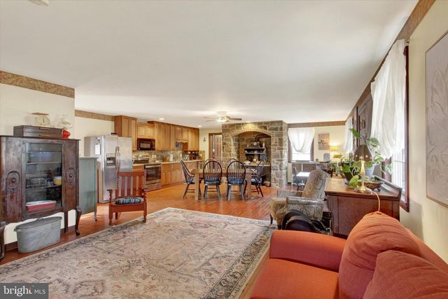 2894 OXFORD RD, New Oxford, PA 17350