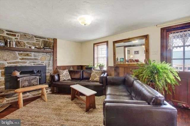 2894 OXFORD RD, New Oxford, PA 17350