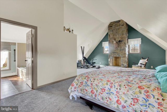 2894 OXFORD RD, New Oxford, PA 17350