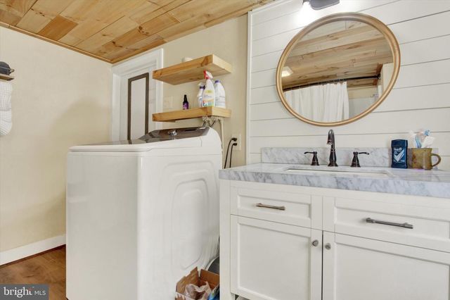 2894 OXFORD RD, New Oxford, PA 17350