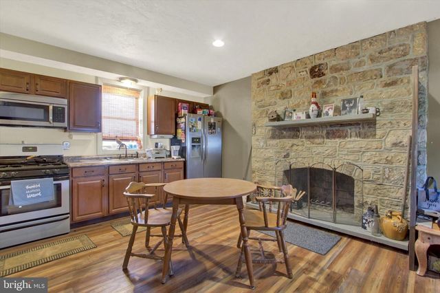 2894 OXFORD RD, New Oxford, PA 17350