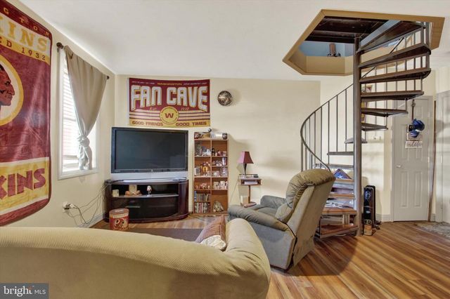 2894 OXFORD RD, New Oxford, PA 17350