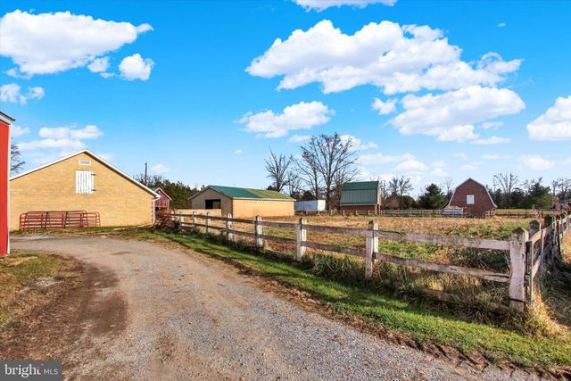 2894 OXFORD RD, New Oxford, PA 17350