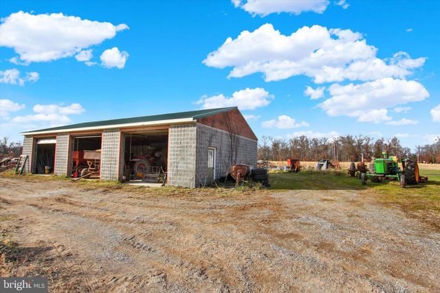 2894 OXFORD RD, New Oxford, PA 17350