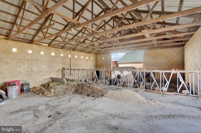 2894 OXFORD RD, New Oxford, PA 17350