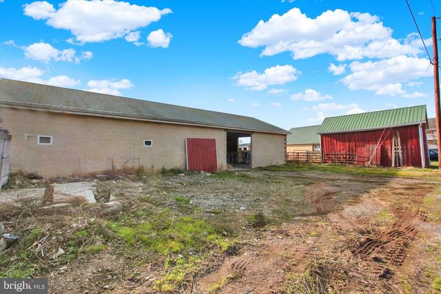 2894 OXFORD RD, New Oxford, PA 17350