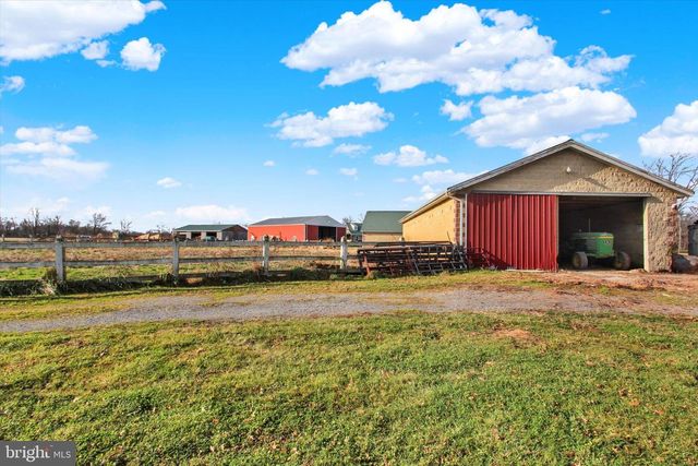 2894 OXFORD RD, New Oxford, PA 17350