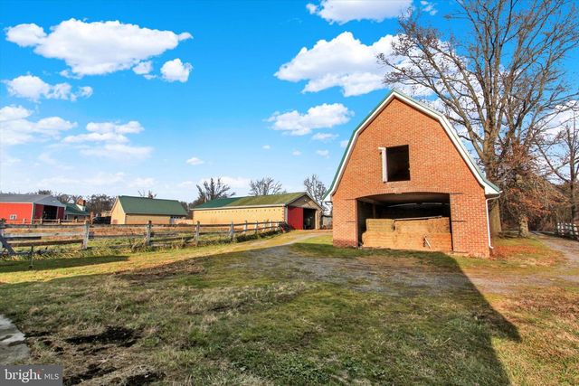 2894 OXFORD RD, New Oxford, PA 17350