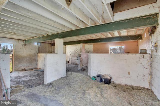 2894 OXFORD RD, New Oxford, PA 17350