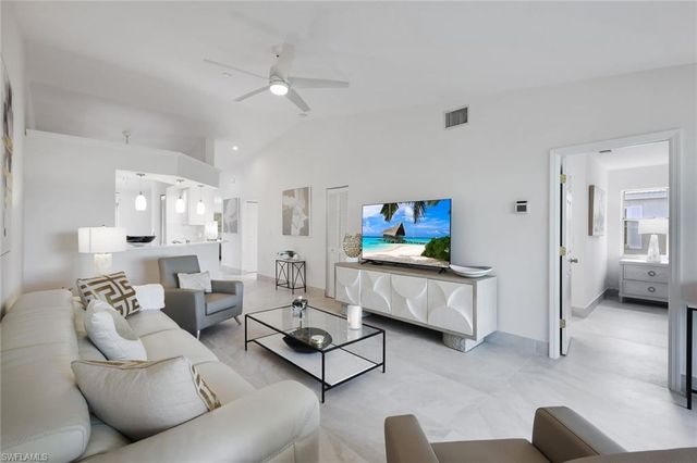 881 Gulf Pavilion DR 201, Naples, FL 34108