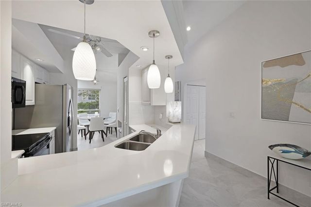 881 Gulf Pavilion DR 201, Naples, FL 34108