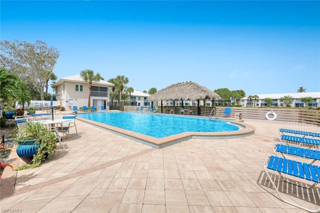 881 Gulf Pavilion DR 201, Naples, FL 34108