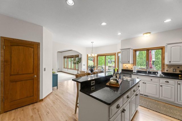 2138 Deer PATH, Waukesha, WI 53189