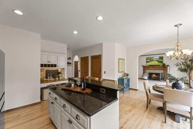 2138 Deer PATH, Waukesha, WI 53189