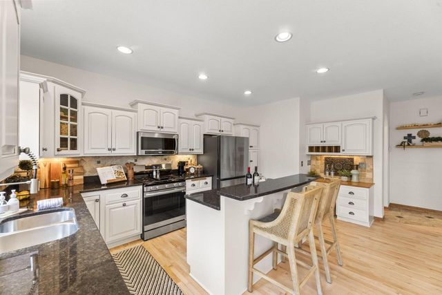 2138 Deer PATH, Waukesha, WI 53189