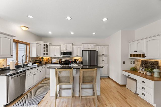 2138 Deer PATH, Waukesha, WI 53189