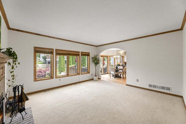 2138 Deer PATH, Waukesha, WI 53189