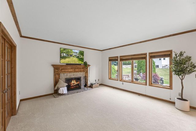 2138 Deer PATH, Waukesha, WI 53189