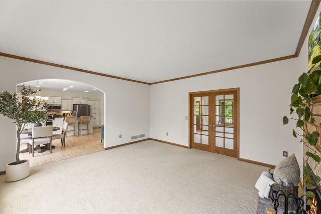 2138 Deer PATH, Waukesha, WI 53189