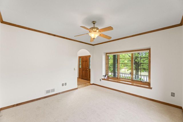 2138 Deer PATH, Waukesha, WI 53189