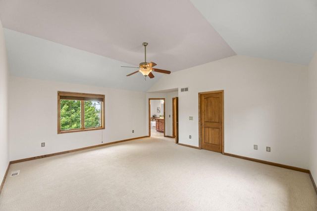 2138 Deer PATH, Waukesha, WI 53189