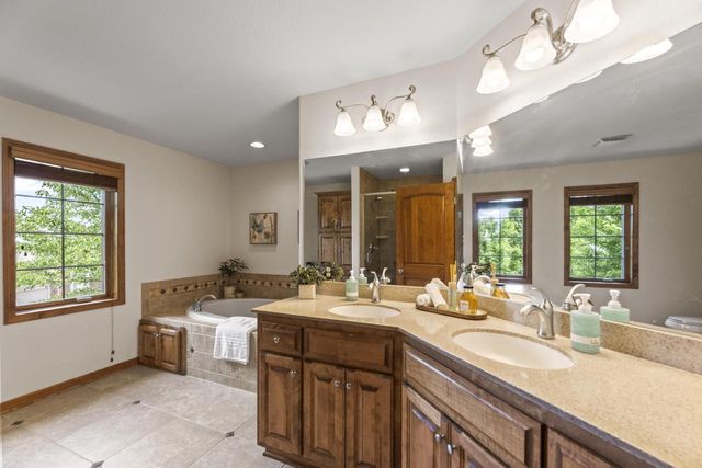 2138 Deer PATH, Waukesha, WI 53189