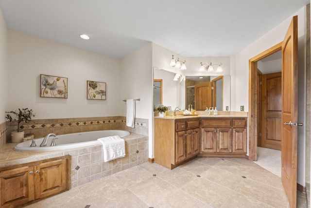 2138 Deer PATH, Waukesha, WI 53189