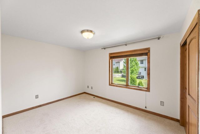2138 Deer PATH, Waukesha, WI 53189