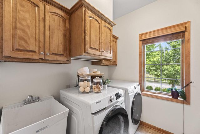 2138 Deer PATH, Waukesha, WI 53189