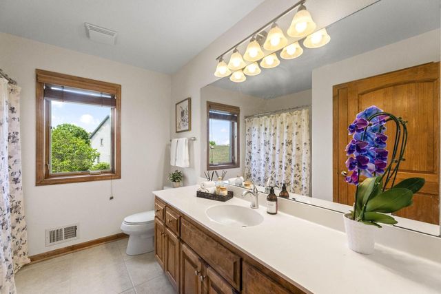 2138 Deer PATH, Waukesha, WI 53189