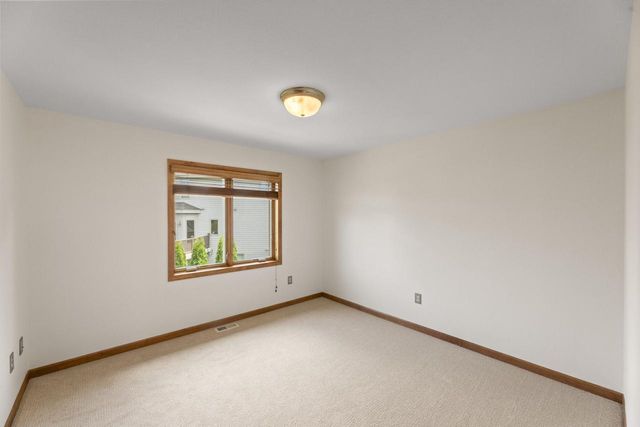 2138 Deer PATH, Waukesha, WI 53189