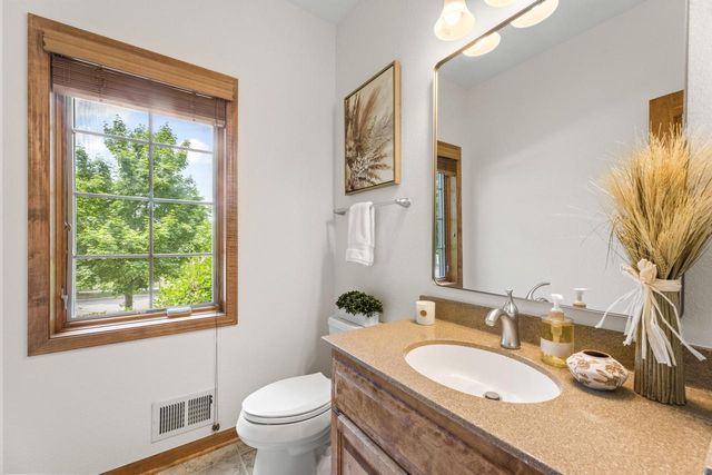 2138 Deer PATH, Waukesha, WI 53189