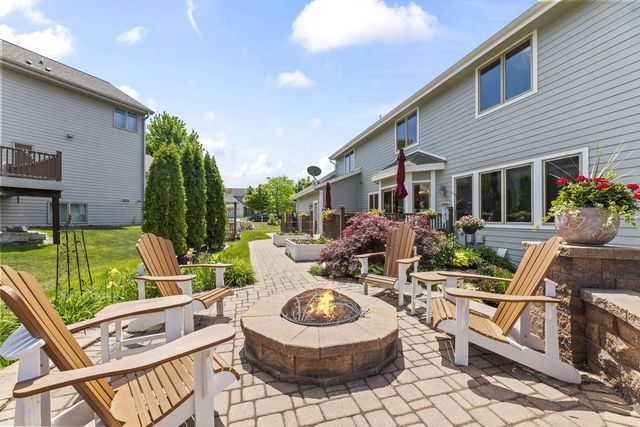 2138 Deer PATH, Waukesha, WI 53189