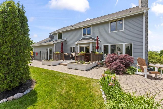 2138 Deer PATH, Waukesha, WI 53189
