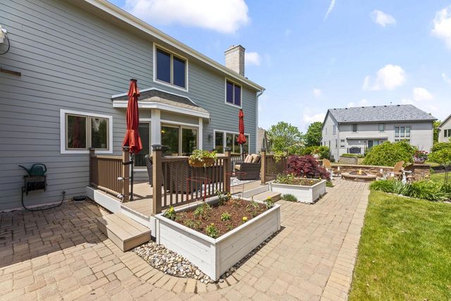 2138 Deer PATH, Waukesha, WI 53189